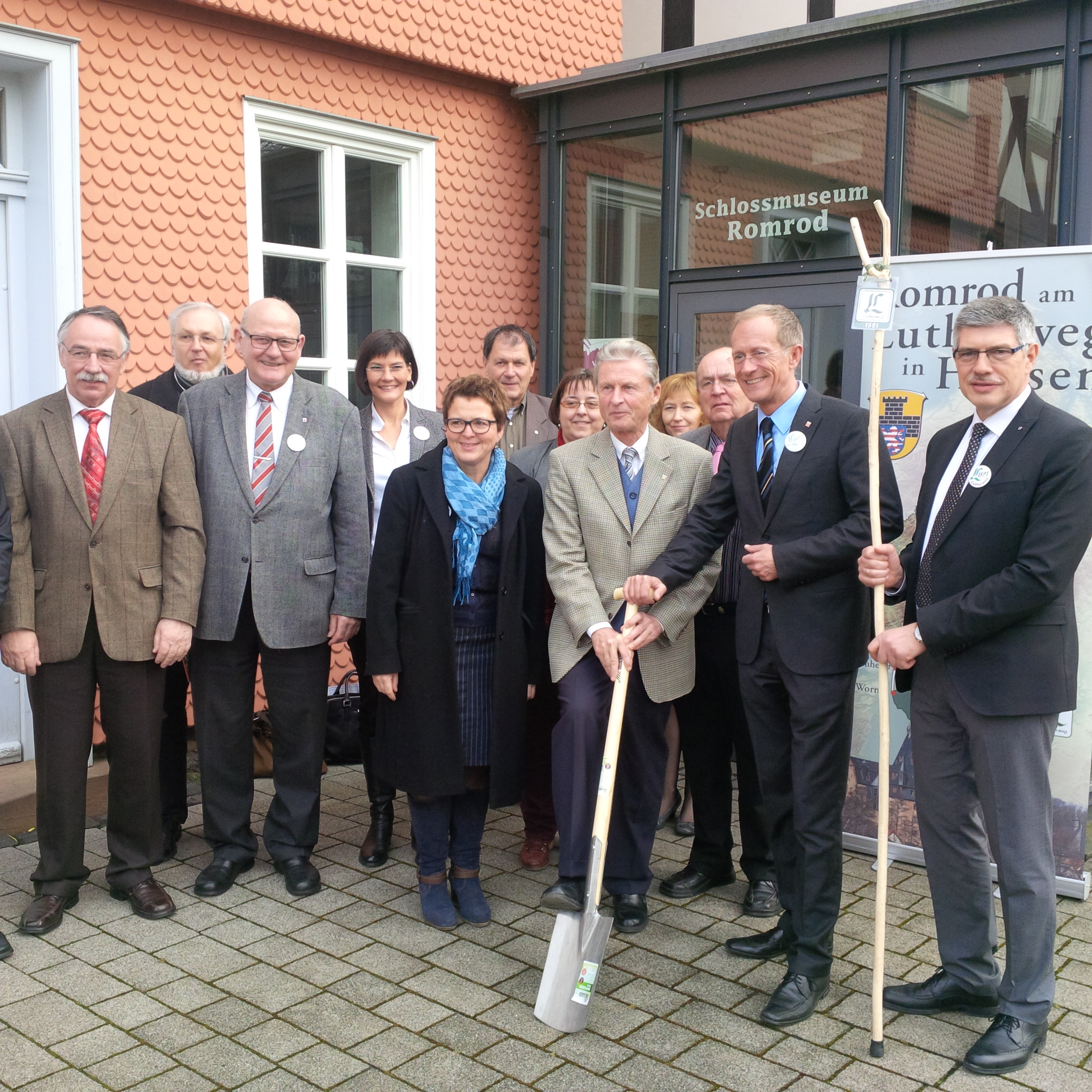Symbolischer Spatenstich von Rudolf Marx (Vereinsvorsitzender) und Staatsminister Axel Wintermeyer vorm Schlossmuseum Romrod: Hier soll die Landesgeschftsstelle des Vereins Lutherweg in Hessen e.V. entstehen.
